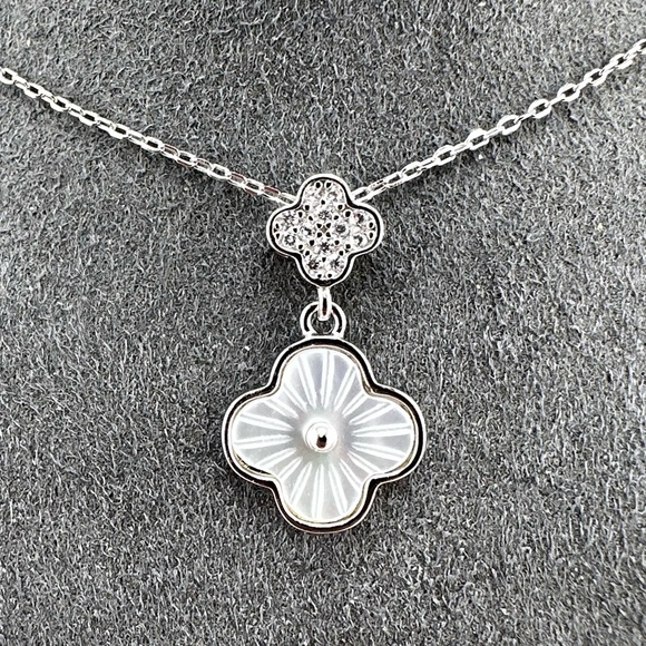 925 Solid Sterling Silver Luxury Mother of Pearl Clover Necklace - Picture 4 of 10